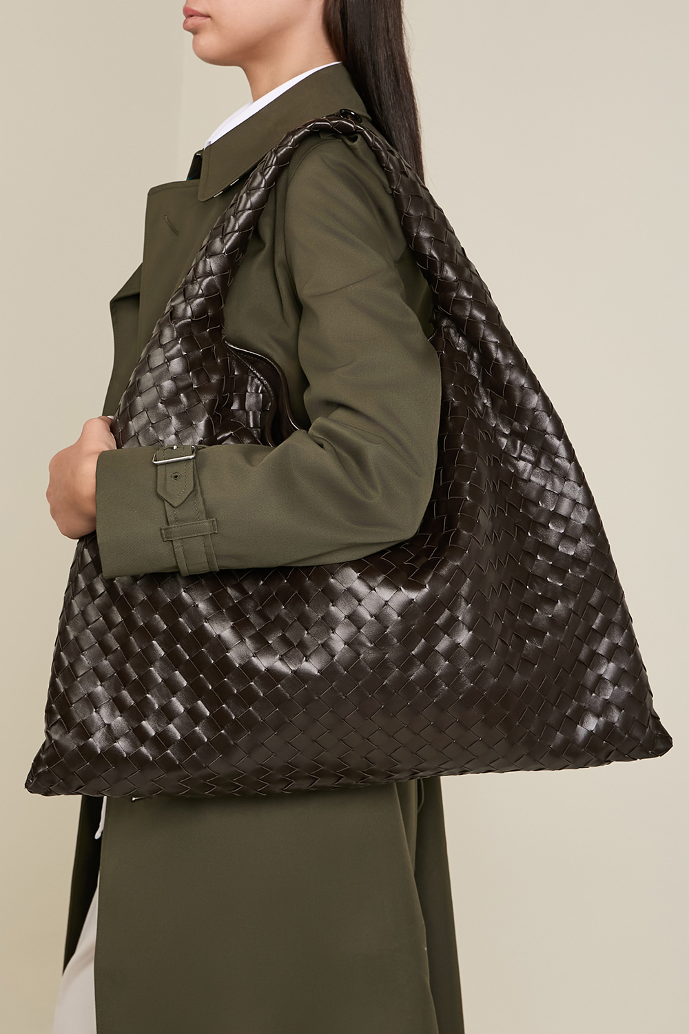 תמונת כל הלוק של תיק כתף הופ לארג' BOTTEGA VENETA